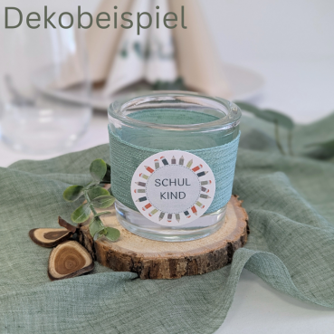 Dekobeispiel mit dem Teelichtglas Einschulung in Eukalyptus, Schriftzug in Tafelgrün, 65 mm.
