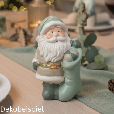 Weihnachtliches Dekobeispiel von dem Keramik Nikolaus mit Strumpf in Salbei/Taupe, 14 cm.