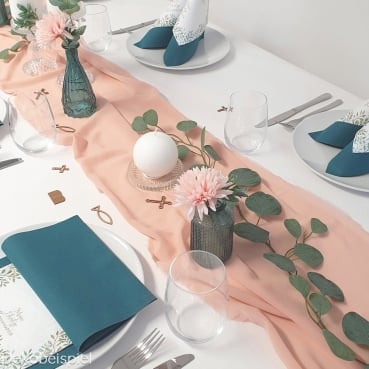 Dekobeispiel Tisch mit dem Tischläufer, hauchdünn, in Peach, 35 cm.