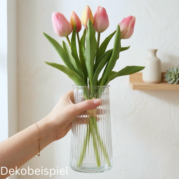 Täuschend echte Real-Touch-Tulpen in Rosa und Gelb in einer modernen Rillenglas-Vase präsentiert.