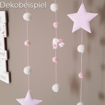 6 Kleine Pompons in Weiß, 30 mm, als Streudeko oder zum Basteln Dekobeispiel für selbst gebasteltes Mobile Wölkchen in Rosa.