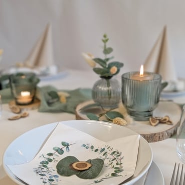 Tischdekoration mit Eukalyptus Teller mit Serviette