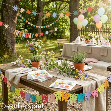 Festlich dekorierte Gartenparty mit bunten Girlanden, Luftballons und blumiger Tischdekoration auf rustikalen Holztischen im Grünen.