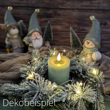 LED Wachs Stumpenkerze Rustic mit Rillen in Eukalyptus-Grün, 10 cm Dekobeispiel - LED Wachs Stumpenkerze Rustic mit Rillen in Eukalyptus-Grün, 10 cm Wachsfläche