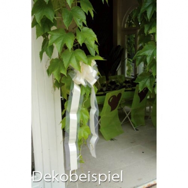 Ruckzuck-Schleife, Bankschmuck, Autoschleife, Hochzeit mit Tüll, langer Schleppe in Weiß Dekobeispiel Ruckzuck-Schleife, Bankschmuck mit Tüll.