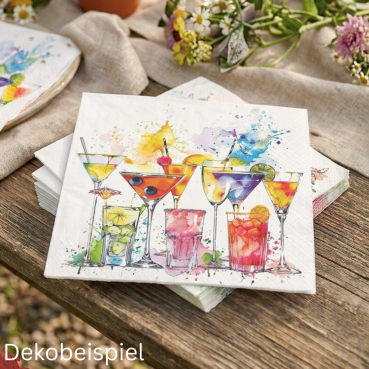 Hochwertige Papierservietten mit farbenfrohen, aquarellierten Cocktails und kunstvollen Farbspritzern auf rustikalem Holztisch.