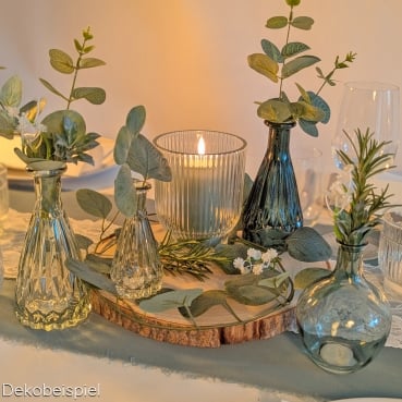 Dekobeispiel für das kleine Glas Flaschen Väschen, bauchig, in Eukalyptus, 11,5 cm.