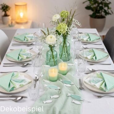 Festlich gedeckter Tisch in Weiß und Mintgrün mit Fisch-Deko, Blumenvasen und Kerzen.