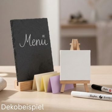 Schiefertafel mit Menü-Schriftzug, kleine Staffelei und bunte Tischkarten als stilvolle Dekoration für festliche Anlässe.