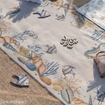 Dekobeispiel für den Musselin Tischläufer Maritim, Muscheln und Fische, 28 cm.