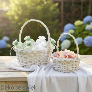Dekobeispiel mit den Weide Körbchen für Blumenkinder in zwei Größen.