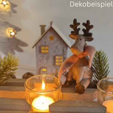 Dekobeispiel mit dem kleinen Deko Elch mit Plüschschal in Braun, 11 cm.