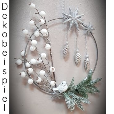 Deko Winter Beerenzweig in Weiß glitzernd, 65 cm Dekobeispiel Deko Winter Beerenzweig in Weiß glitzernd, 65 cm.