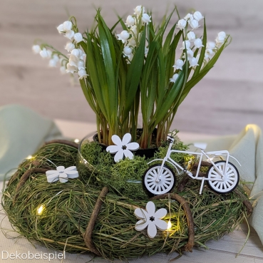 Dekobeispiel mit der Kunstblume Maiglöckchen im Topf, 21 cm.