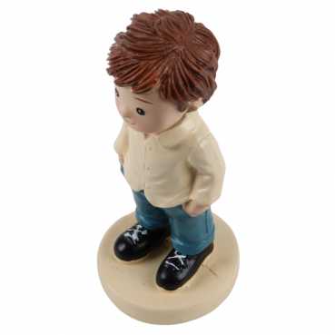 Dekofigur lächelnder Junge mit braunem Haar, creme-farbenem Hemd und einer blauen Hose.