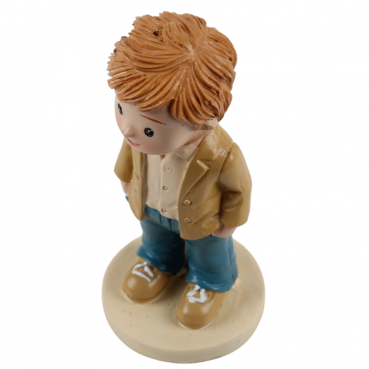Dekofigur eines lächelnden Jungen mit rötlichem Haar, beigem Sakko und einer blauen Hose.