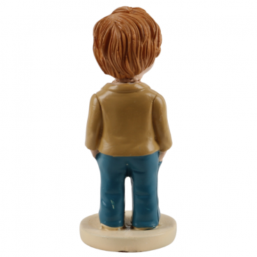 Rückansicht von der Dekofigur eines lächelnden Jungen mit rötlichem Haar, beigem Sakko und einer blauen Hose.