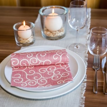 50er Pack Tafeldeko Premium Faltservietten Ornamente in Bordeaux-Creme, 40 x 40 cm 50er Pack Tafeldeko Premium Faltservietten Ornamente in Bordeaux-Creme