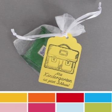 Schokogeschenk Organzasäckchen -Mit Kindergarten ist jetzt Schluss!- mit Schokolade in 8 Farben