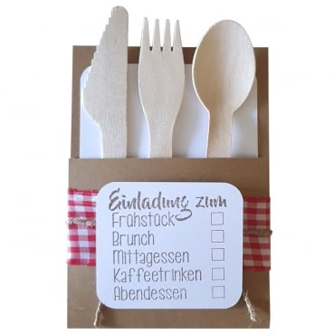 Gutscheinkarte, Einladung zum Essen mit Holzbesteck in Rot kariert