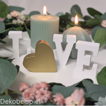 Dekobeispiel mit dem Holz Aufsteller Buchstaben/Herz -Love- in Weiß/Gold.