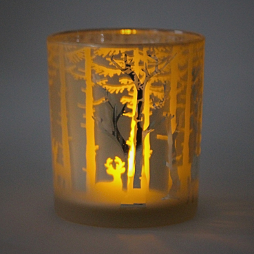 Teelichtglas Hirsche im Wald in Champagner, innen silber verspiegelt, 10 cm im Kerzenschein.