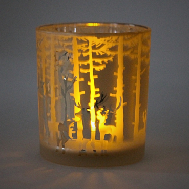 Teelichtglas Hirsche im Wald in Champagner, innen silber verspiegelt, 10 cm im Kerzenschein.