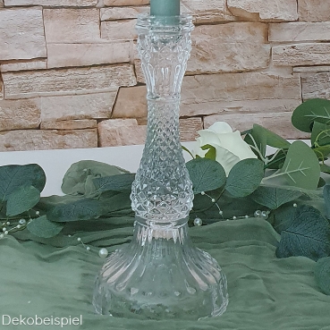 Großer Glas Kerzenständer in Kristall-Optik, 21,5 cm Nahaufnahme von dem großen Glas Kerzenständer in Kristall-Optik, 21,5 cm.
