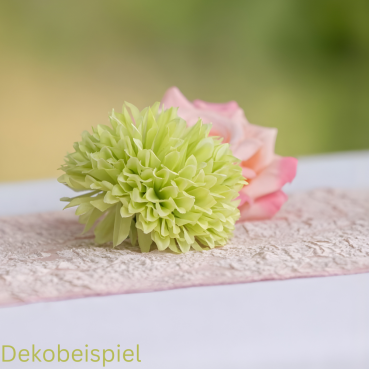 Dekobeispiel mit einem Kunstblumen Dahlienkopf in Hellgrün, 85 mm.
