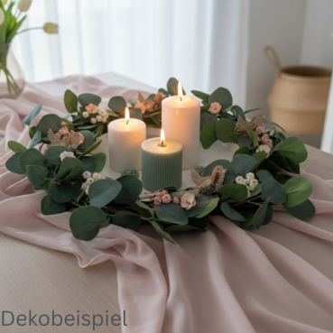 Dekobeispiel mit dem Kunst Eukalyptuskranz, 40 cm.