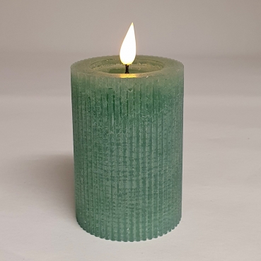 LED Wachs Stumpenkerze Rustic mit Rillen in Eukalyptus-Grün, 10 cm LED Wachs Stumpenkerze Rustic mit Rillen in Eukalyptus-Grün, 10 cm.