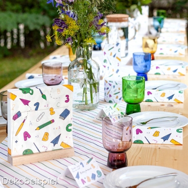 Dekobeispiel für die Servietten Einschulung, ABC, Schulsymbole, 33 x 33 cm.