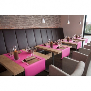 24 Meter Rolle Duni Bio Dunicel Tischläufer, Tête-à-Tête in Fuchsia, 40 cm Breite Gedeckter Tisch mit Duni Dunicel Tischläufer und Duni Servietten.