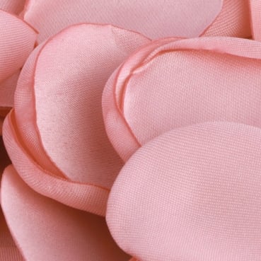 Nahaufnahme von den 50 Satin Blütenblätter in Altrosa, 35 mm.