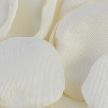 Nahaufnahme von den 50 Satin Blütenblätter in Creme, 35 mm.