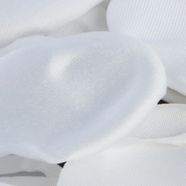 Nahaufnahme von den 50 Satin Blütenblätter in Weiß, 35 mm.