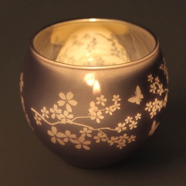 Teelichtglas rund verspiegelt in Flieder mit Schmetterlingen, 70 mm.