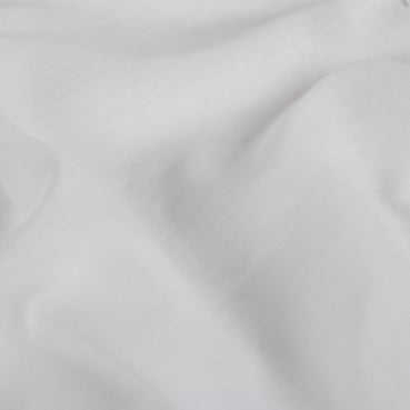 Nahaufnahme von dem Chiffon Tischläufer, hauchzart in Weiß, 28 cm.