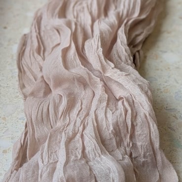 3 Meter Stoff Tischläufer Musselin, gekreppt, beige-taupe, 90 cm 3 Meter Stoff Tischläufer gekreppt in Taupe Nahaufnahme