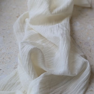 10 Meter Stoff Tischläufer Musselin in Creme Nahaufnahme