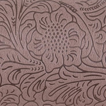 Nahaufnahme Vlies Tischläufer Blumenornamente, geprägt in Braun.