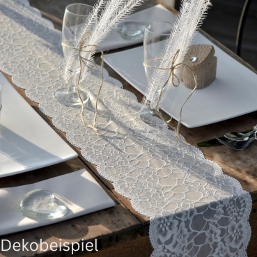 Dekobeispiel mit dem Tischläufer Hochzeit, Spitze in Weiß, 18 cm breit.