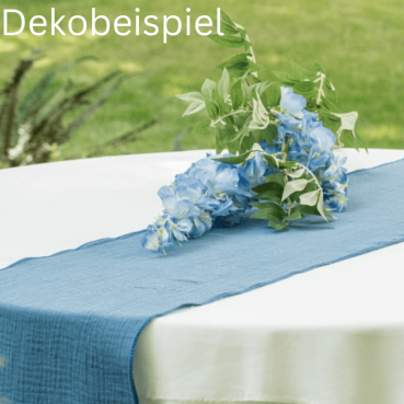 Dekobeispiel mit dem 3 Meter Stoff Tischläufer Musselin in Jeansblau, 26 cm