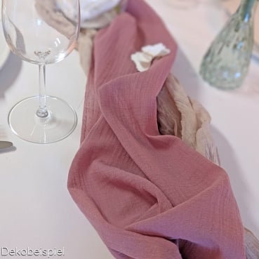 Dekobeispiel mit dem Stoff Tischläufer Musselin in Mauve, 30 cm.