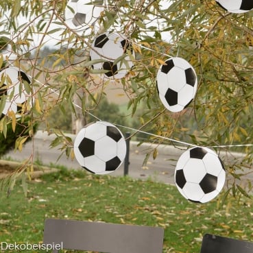 6 Meter Partykette mit Fußball-Wimpeln in Weiß/Schwarz 6 Meter Partykette mit Fußball-Wimpeln in Weiß/Schwarz.