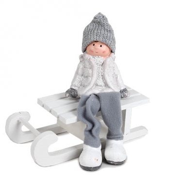 Kantenhocker Junge mit Strickmütze, Schlackerbeinen, Schlitten