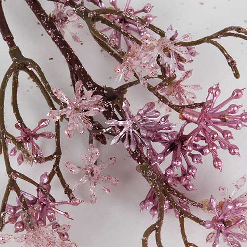 Kunstblume,  Glitzer Blütenzweig Japanische Skimmie in Rosé, 31 cm, Nahaufnahme.