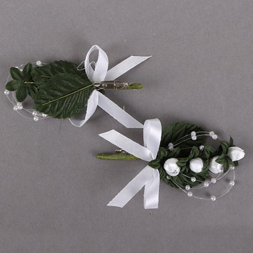 Anstecker mit 4 Kugelblüten, Perlchen und Schleifchen in Weiß mit Blättern in Grün.