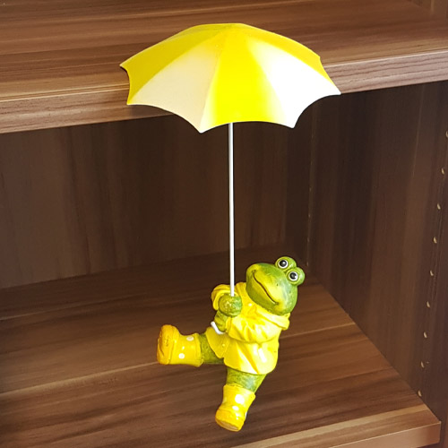 Deko Frosch mit Regenschirm zum Hängen Nr. 1, 25 cm | Tafeldeko.de