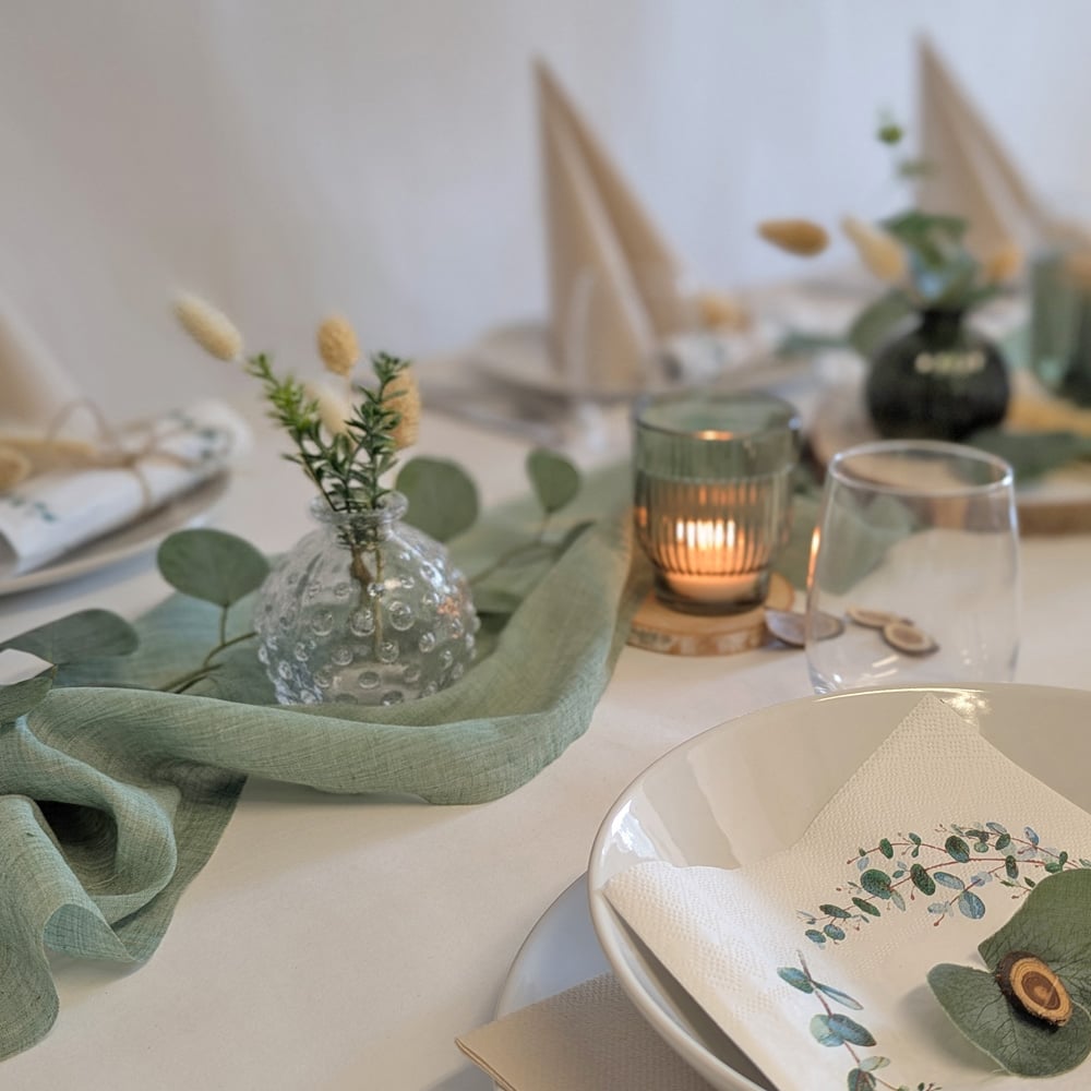 Tischdekoration mit Eukalyptus Windlicht und Vase mit Blumen